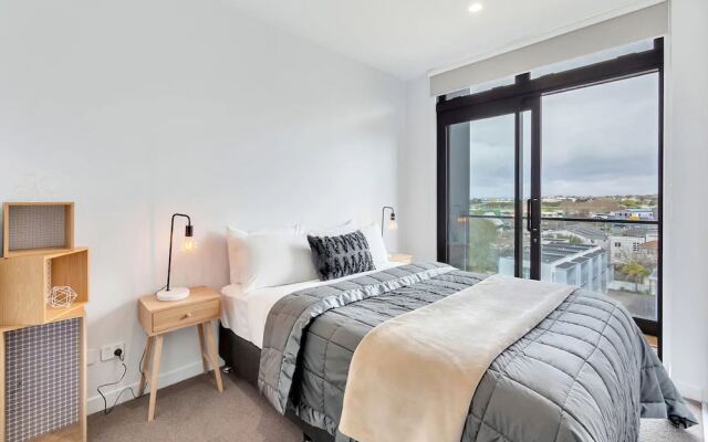Takapuna Contemporary 2BR with Carpark