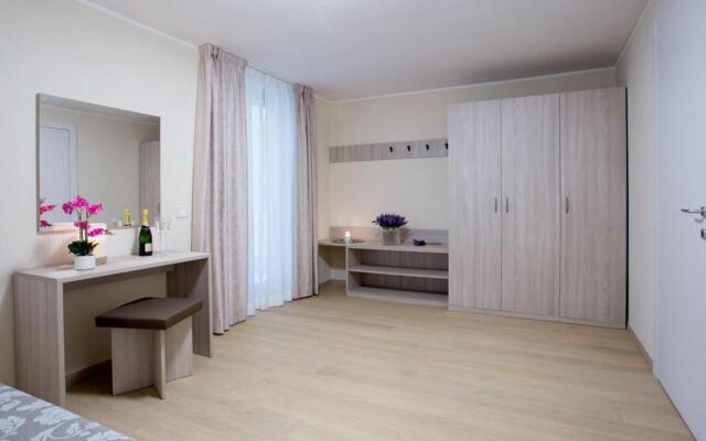 Sala Comacina Apartment No 1 (Sleeps 10)