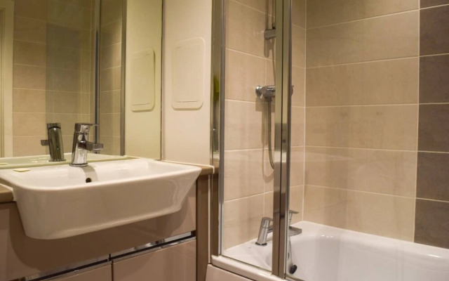 Modern Vauxhall Flat With Balcony