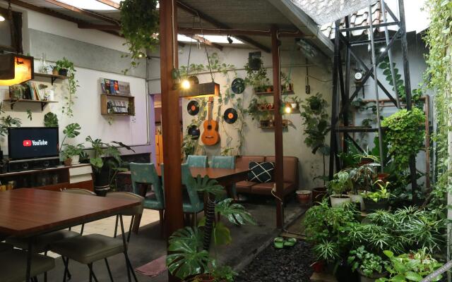 Semeru Hostel Malang - Adults Only