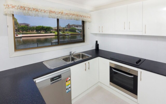 Lake House on Elouera