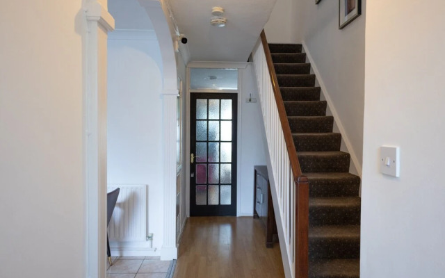 London - 4 Bed - Sleeps 8 - Garden - Pet Friendly