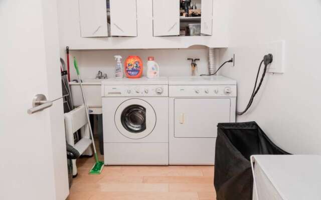 Spacious Family Condo In Swansea, Toronto
