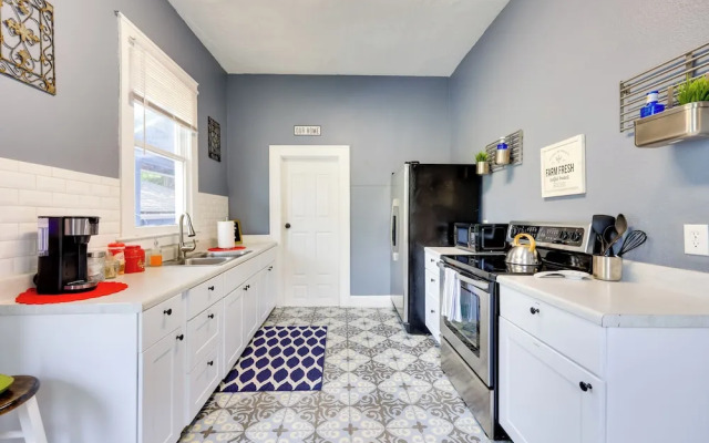 Charming Jacksonville Home ~ 2 Mi to Downtown!
