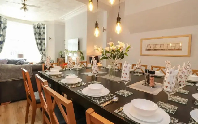 7-bed Beachside Retreat - Free Parking & Pets!