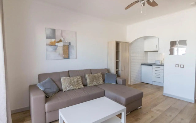 #044 Modern Flat Sea View Old Town