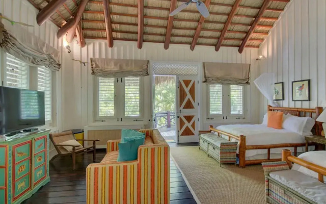 6 BR Beachfront Lush Oasis