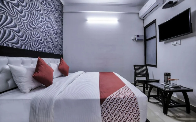 OYO 13637 Crown Residency