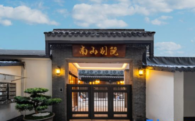 Hangzhou Nanshan Bieyuan (West Lake Scenic Area Liulang Wenying Park)