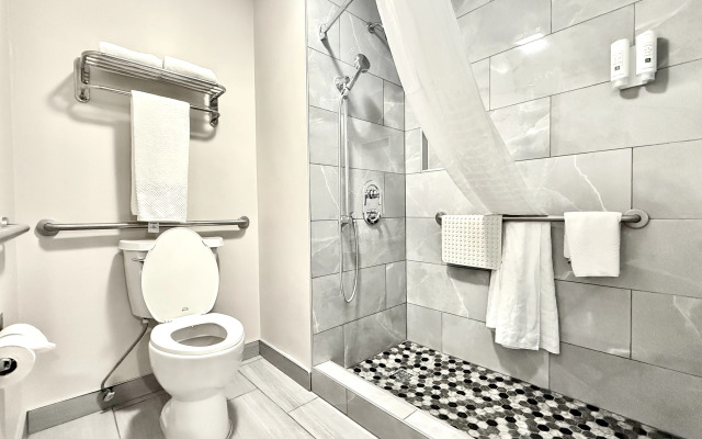 Quality Inn & Suites Los Angeles Airport - LAX