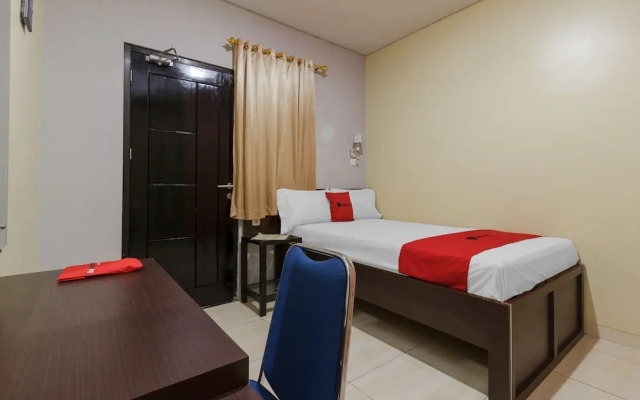 RedDoorz Plus near Pantai Malalayang Manado