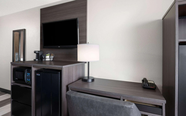 Super 8 by Wyndham Conrad