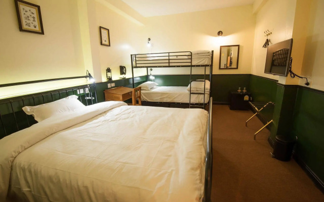 The Motley House - Hostel