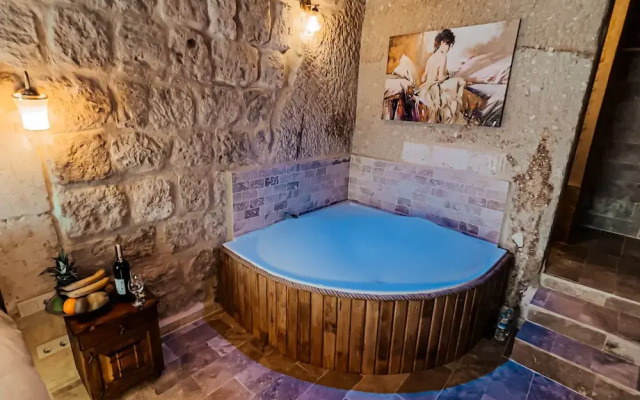 Bayar Cave Suites