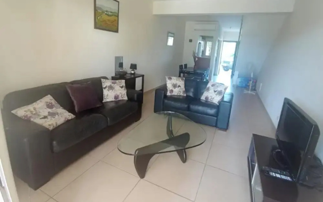 2 Bedroom House Sleeps 6 - Pool, Hot Tub, Garden