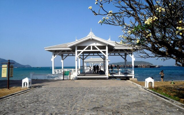 Sichang Sabaidee Holiday House