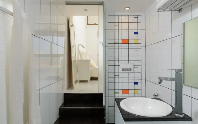 3BR Apt Steps from Sea W Parking