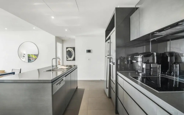 Stunning 2-bed Apartment With Water Views