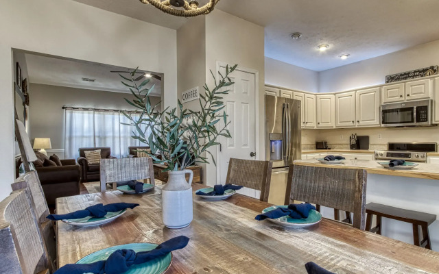 Irresistible Retreat w Pool Hot Tub Arcade