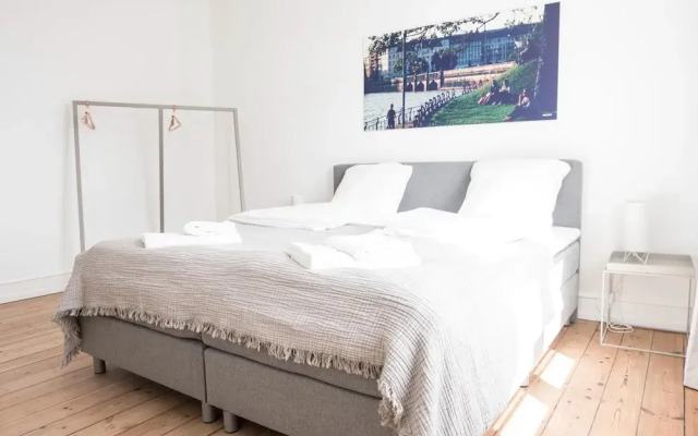 Beautiful 2-bed w Large Balcony