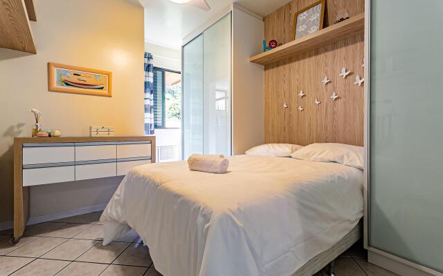 Apto com sacada e churrasq 260m Praia Brava COI302