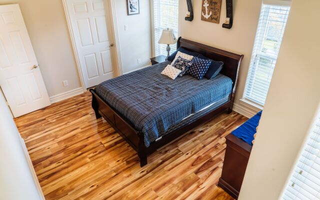 Spacious Kemah Boardwalk Townhome
