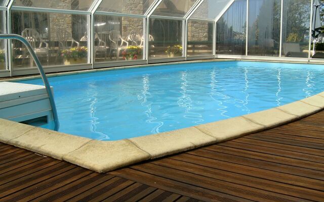 Hôtel-Restaurant La Crèche et sa piscine intérieure - Logis Hôtels