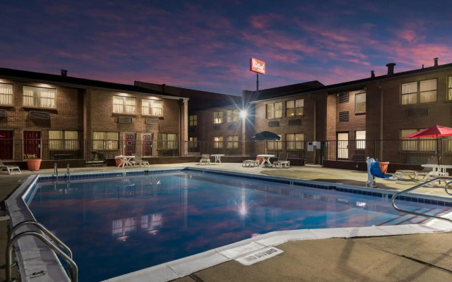 Red Roof Inn & Suites Lexington - Hamburg