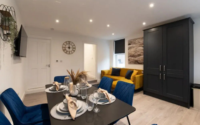 Woodside Park 3 Bedroom Apt with Parking