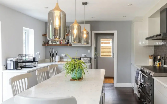 Stunning 5 Bed in the Centre of Bourton