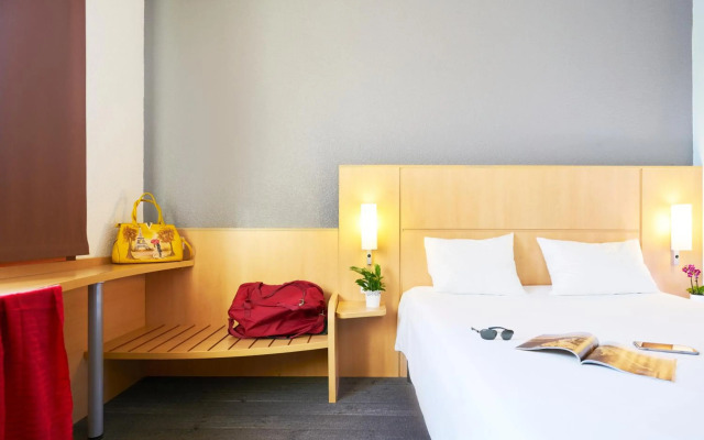 ibis Como