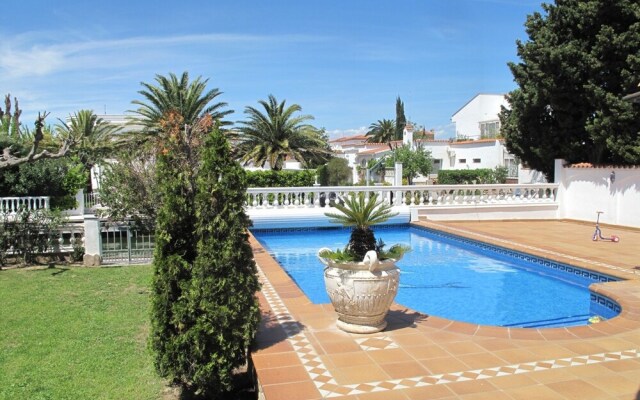 Luxurious Holiday Home in Empuriabrava With Private Pool