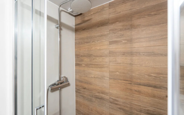 Elegant And Fresh Apt In Hip Pagrati