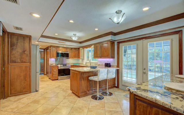 Spacious 4 3 Retreat- Heated Pool-playroom