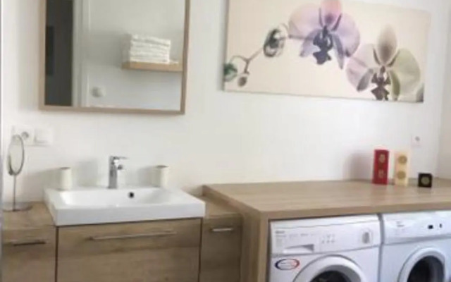 Charmant appartement avec terrasse dans villa