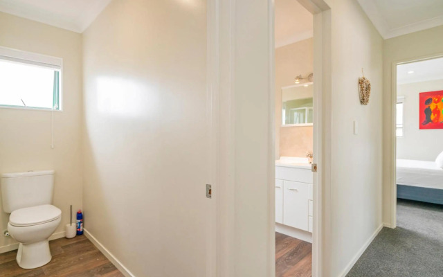 The Sunny Bach - Cooks Beach Holiday Home