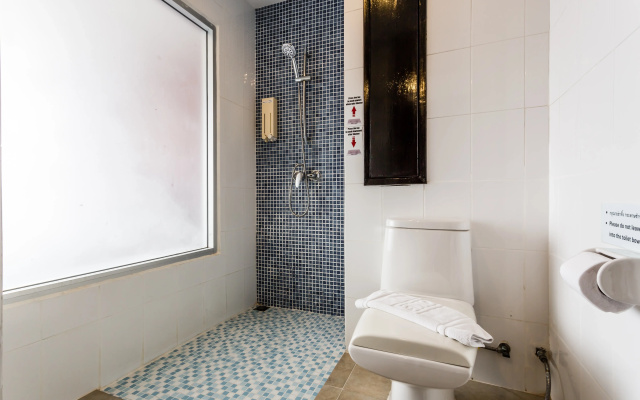 7Q Patong Beach Hotel - Image 7