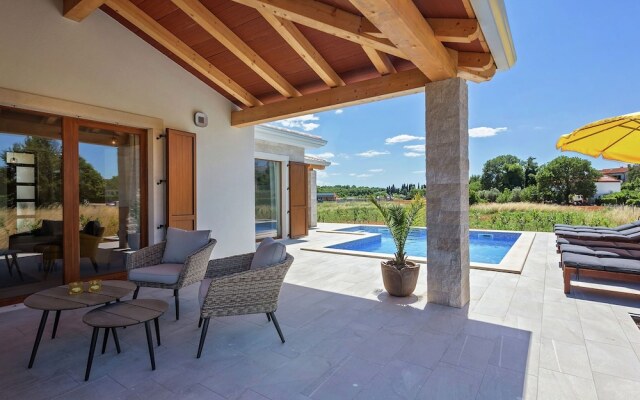 Seaside Villa With Swimming Pool in Funtana