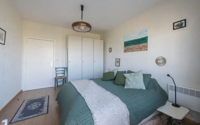 Seaview Apartment on the Beach - Free Parking