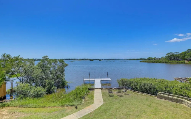 Waterfront Cedar Key Duplex Home: Grill & Dock!