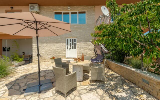 Beautiful Holiday Home in Lisicic
