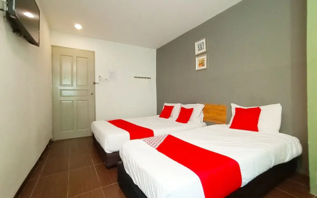 Golden Lounge by OYO Rooms