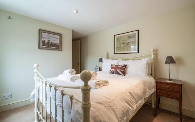 Traditional Fulham Home Close to the River Thames by Underthedoormat