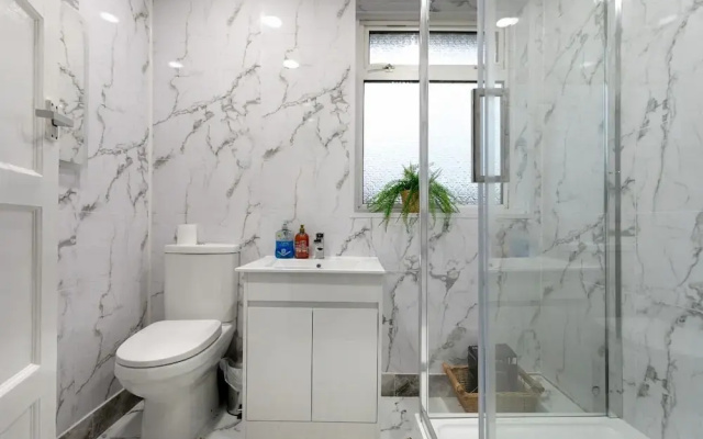 3-beds, Sleeps 5, w/ Parking, 10 Mins From Centre