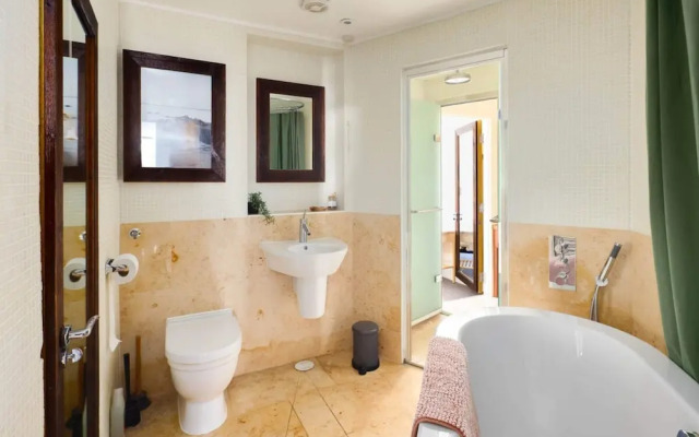 Beautiful & Vibrant 2BD Home w/ Balcony - Hackney!