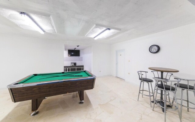 Beautiful Home in Kastel Novi With Wifi and 8 Bedrooms
