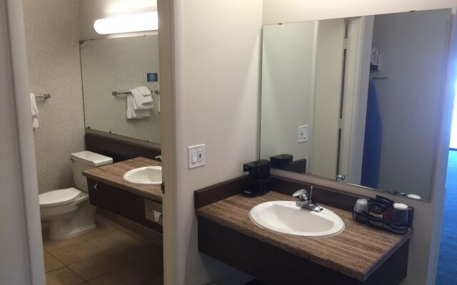 Astoria Riverwalk Inn