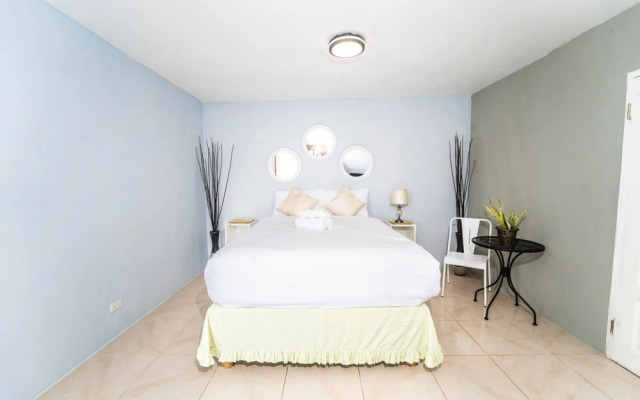Skyline Suites 2 Queen bedroom 2 Condo by RedAwning