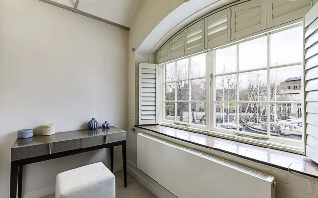 Charming Home in St Katharine Docks