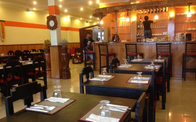 Moon River Guesthouse & Restaurant